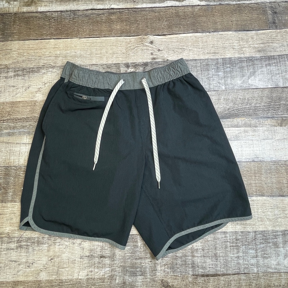 Vuori Cruise Men's Black and Gray Board Shorts